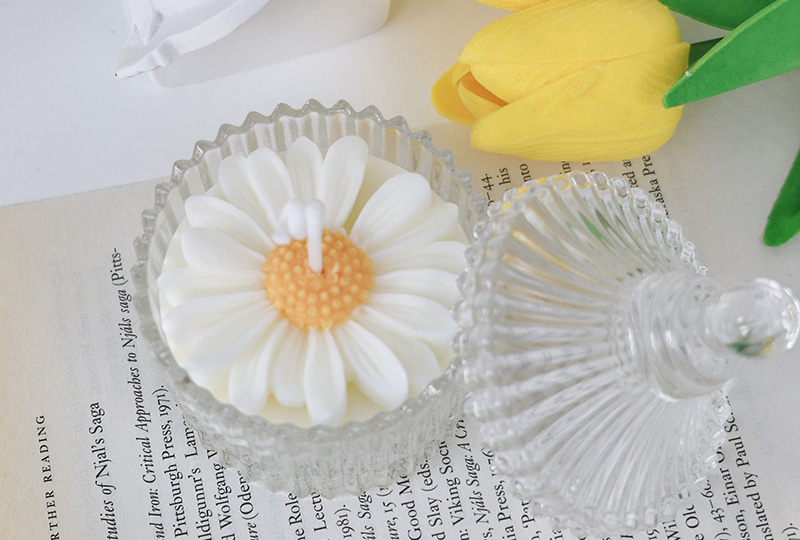 Bougie de tasse de cire de soja et de cire d'abeille d'aromathérapie faite à la main de série de fleur de camomille