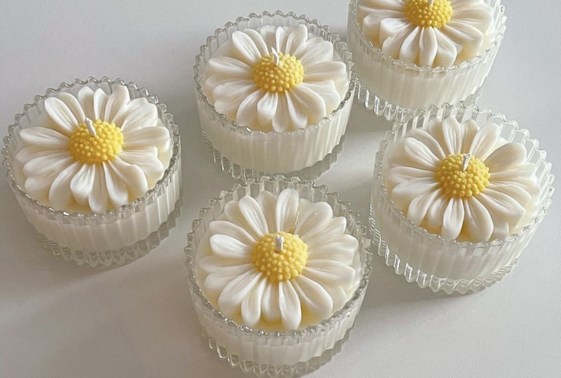 Bougie de tasse de cire de soja et de cire d'abeille d'aromathérapie faite à la main de série de fleur de camomille