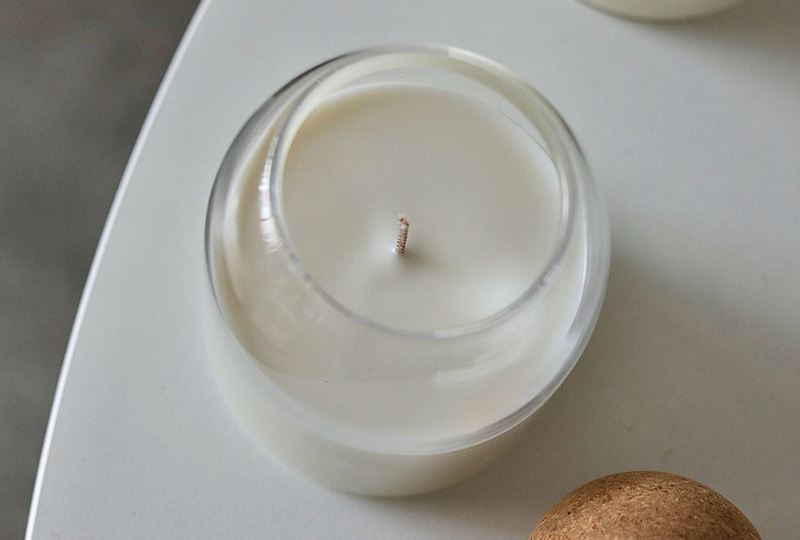 Bougie minimaliste en pot en verre avec dôme en liège