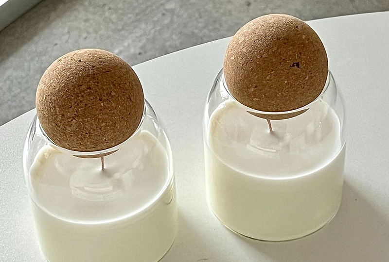 Bougie minimaliste en pot en verre avec dôme en liège