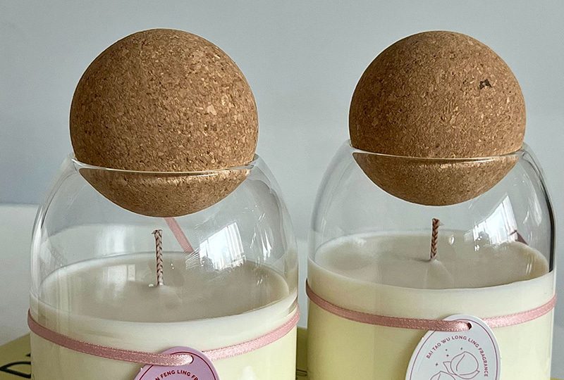 Bougie minimaliste en pot en verre avec dôme en liège