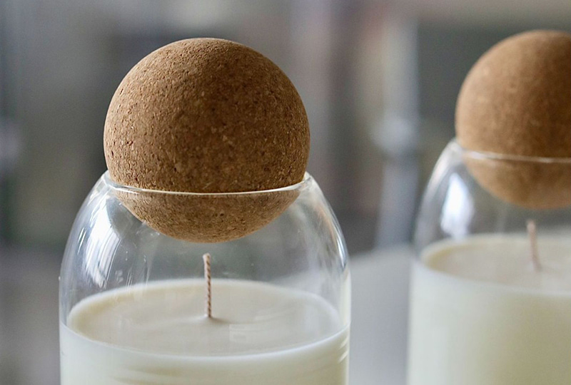 Bougie minimaliste en pot en verre avec dôme en liège