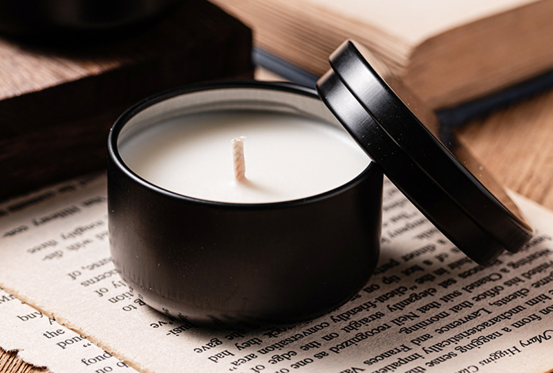 Bougie minimaliste en pot en métal noir
