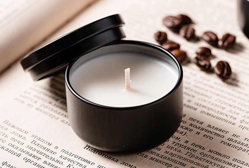 Bougie minimaliste en pot en métal noir