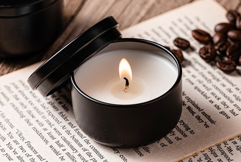 Bougie minimaliste en pot en métal noir