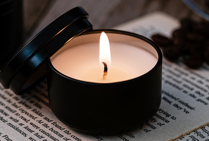 Bougie minimaliste en pot en métal noir