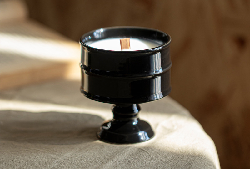 Bougeoir sur pied en céramique brillante avec bougie à mèche en bois