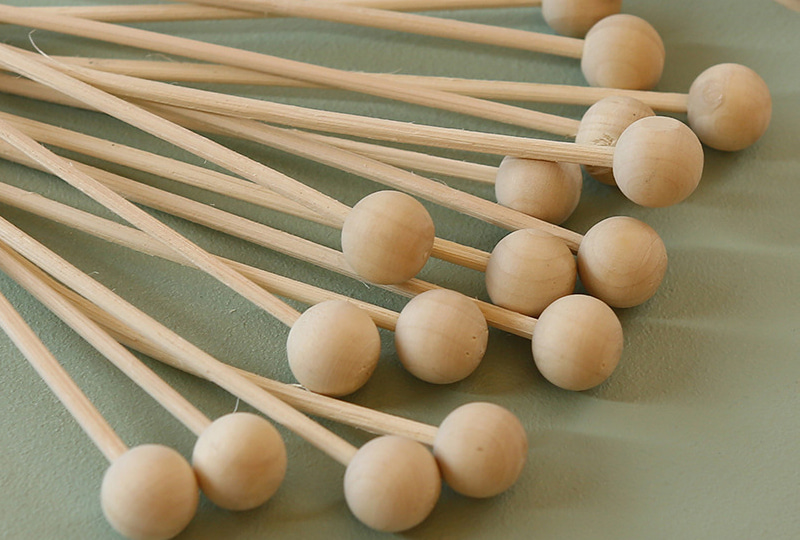 Bâtons diffuseurs à pointe sphérique en bois naturel