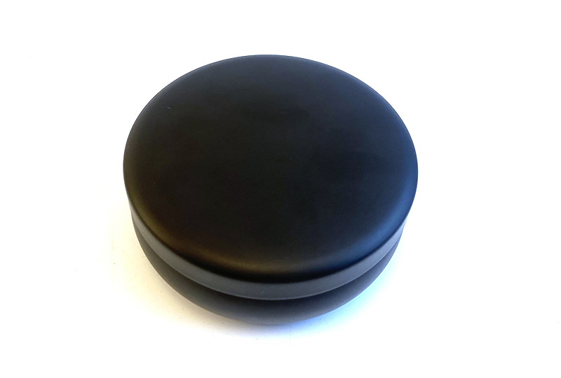 Pot rond en métal avec bougie noire avec couvercle