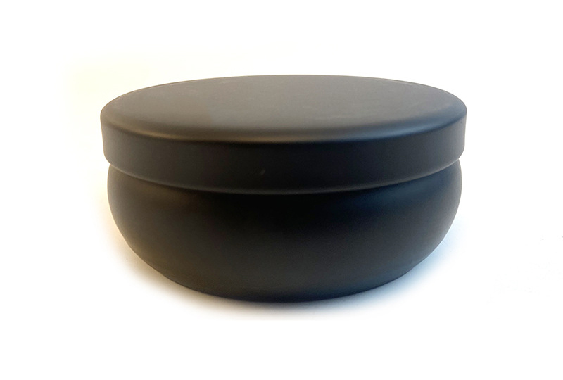 Pot rond en métal avec bougie noire avec couvercle