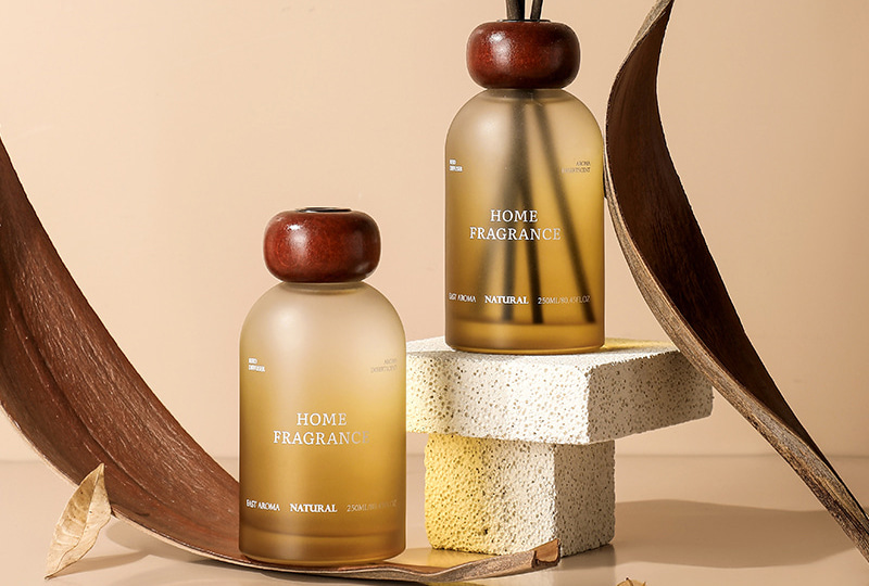 Diffuseur de roseaux à arôme naturel avec capuchon en bois et verre ambré