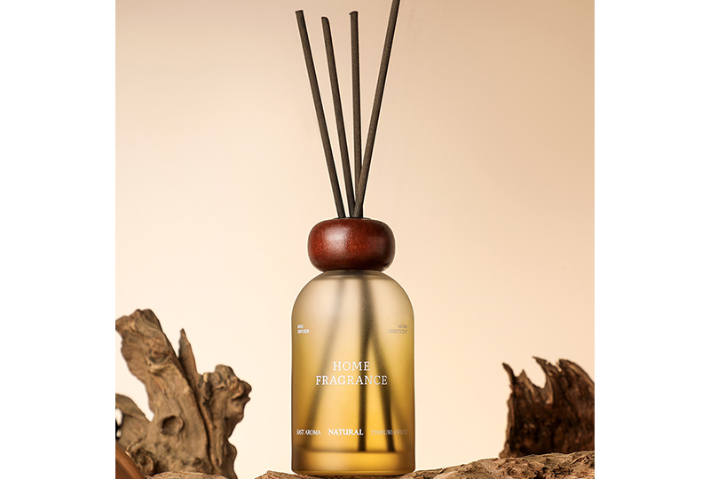 Diffuseur de roseaux à arôme naturel avec capuchon en bois et verre ambré