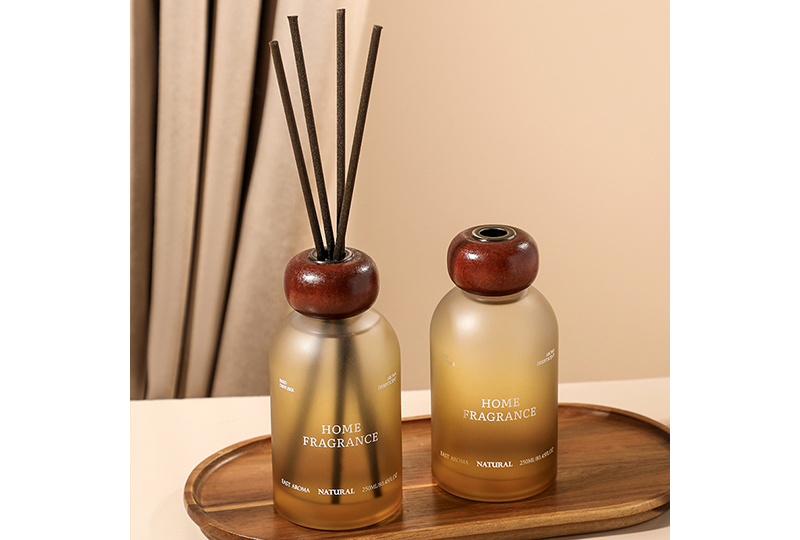 Diffuseur de roseaux à arôme naturel avec capuchon en bois et verre ambré
