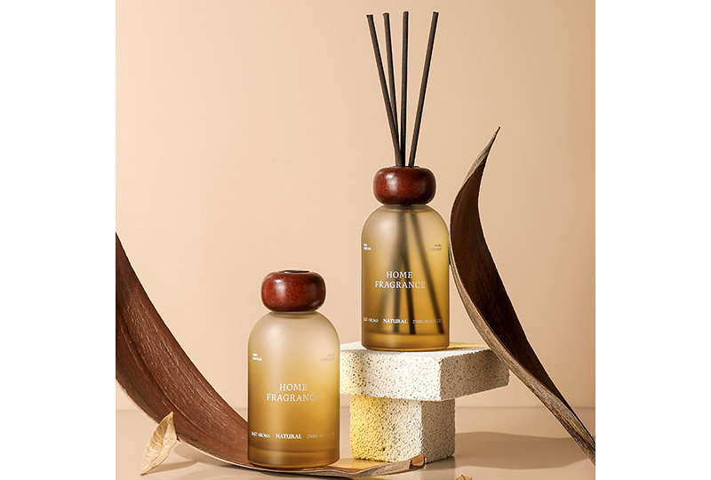 Diffuseur de roseaux à arôme naturel avec capuchon en bois et verre ambré