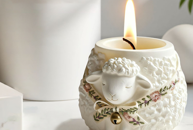 Bougie en pot en marbre avec relief en gypse en forme d'agneau