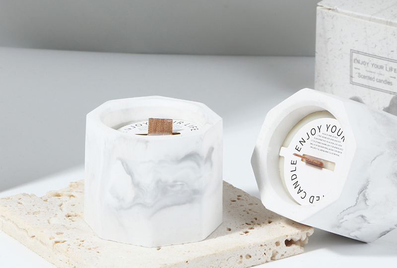 Bougie en pot en marbre avec mèche en bois carrée en marbre lavé à l'encre