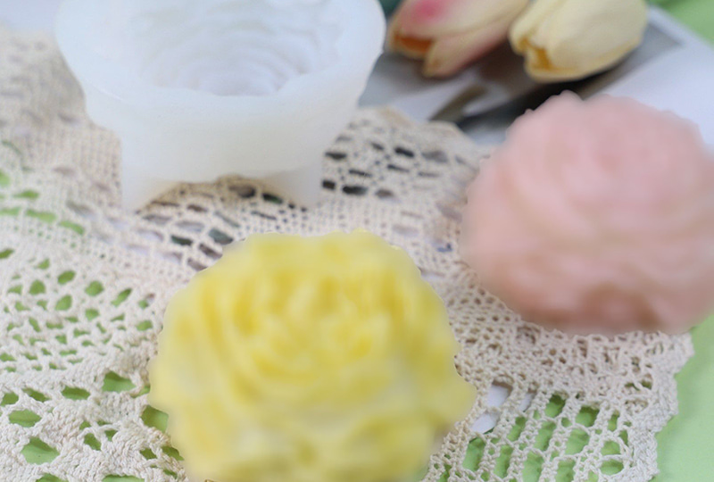 Moule à bougie en silicone avec visage de rose en pleine floraison