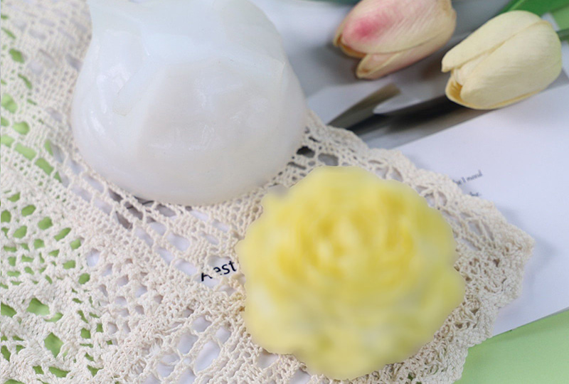 Moule à bougie en silicone avec visage de rose en pleine floraison