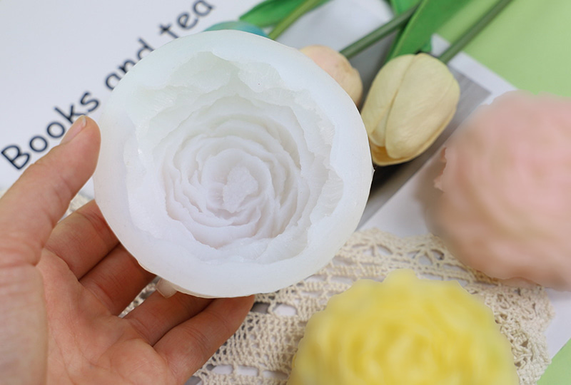 Moule à bougie en silicone avec visage de rose en pleine floraison