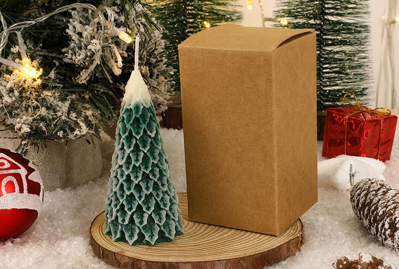 Bougie faite à la main de la série Festival des arbres de Noël saupoudrée de neige