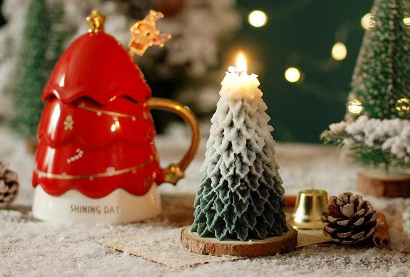 Bougie faite à la main de la série Festival des arbres de Noël saupoudrée de neige