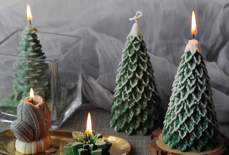 Bougie faite à la main de la série Festival des arbres de Noël saupoudrée de neige
