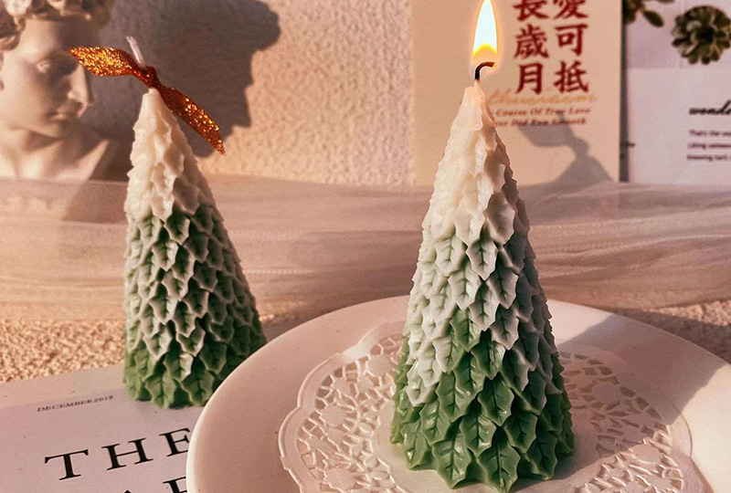 Bougie faite à la main de la série Festival des arbres de Noël saupoudrée de neige