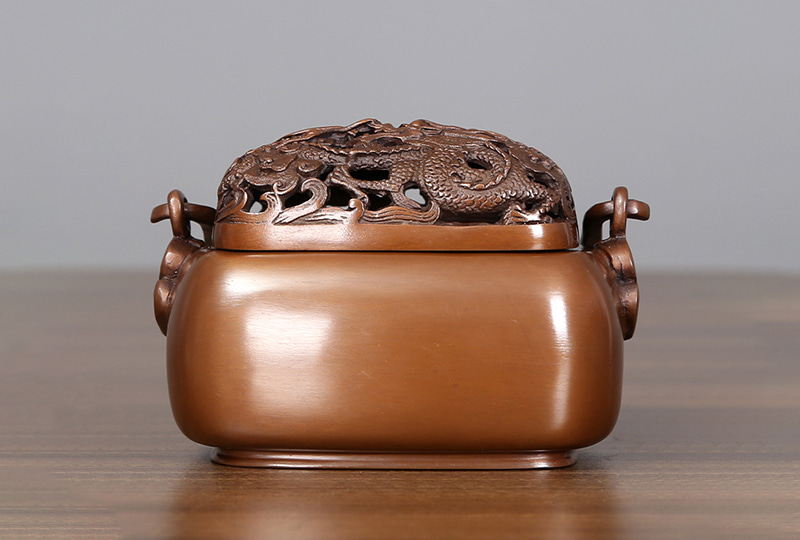 Brûleur d'encens traditionnel en forme de dragon sculpté en cuivre