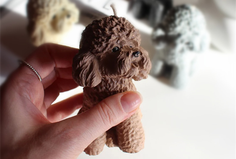 Bougie faite à la main de série animale de caniche bouclé hyper-réaliste