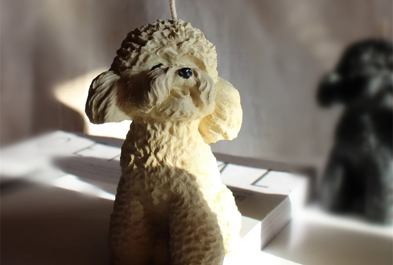 Bougie faite à la main de série animale de caniche bouclé hyper-réaliste