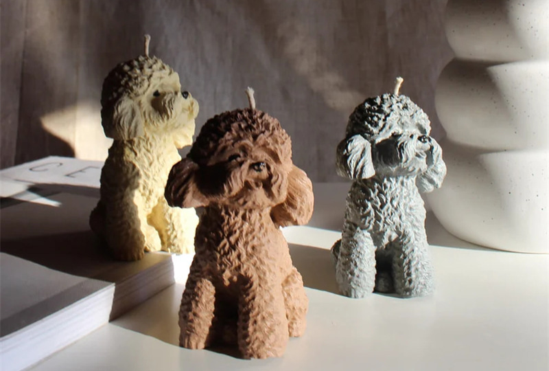 Bougie faite à la main de série animale de caniche bouclé hyper-réaliste