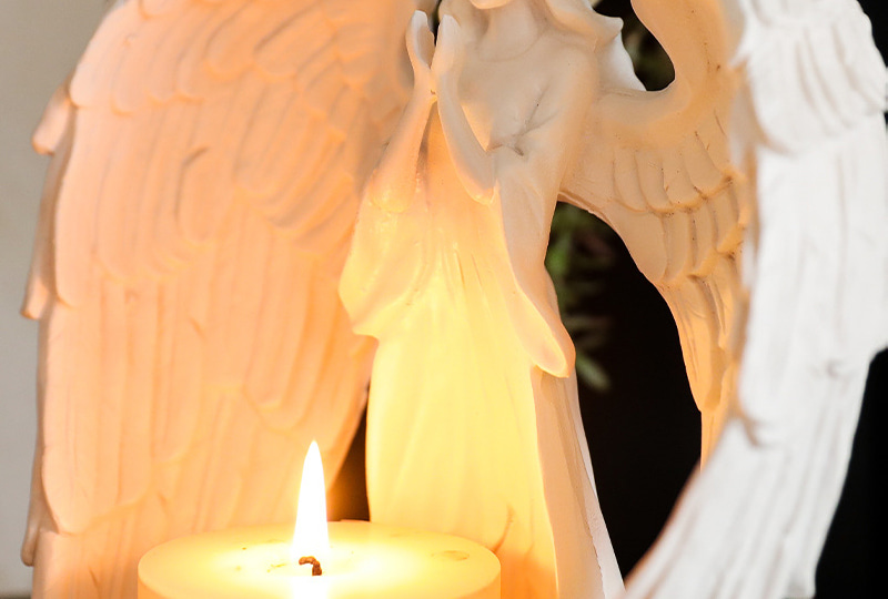 Bougeoir en forme d'ange en résine blanche embrassant