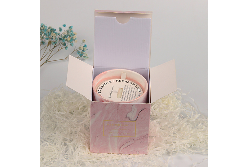 Bougie en pot en marbre avec mèche en bois et imprimé marbre rose