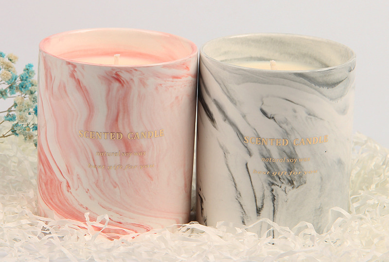 Bougie en pot en marbre avec mèche en bois et imprimé marbre rose